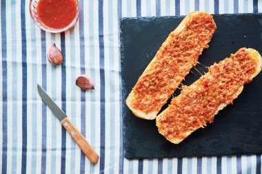 Baget, domates ve peynirli tost üstten görünüm yaptı. Tipik İspanyol kahvaltı.