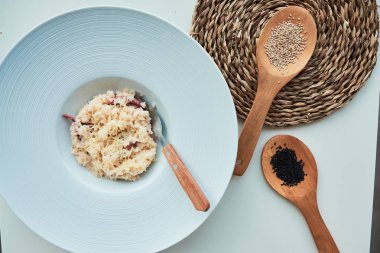 Ahtapot ve peynirli risotto üstten görünüm. Geleneksel İtalyan yemeği.
