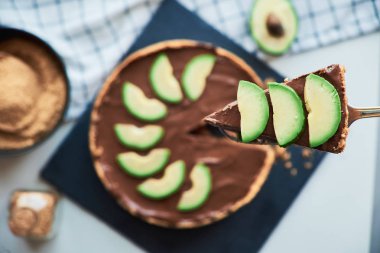Çiğ vegan çikolata muz ve avokado kek genel gider bir kadeh. Sağlıklı vejetaryen yemek.