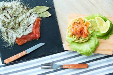 Lezzetli aromatik otlar, baharatlar ve sebzeler - sağlıklı gıda, diyet veya pişirme kavramı ile taze tuzlanmış somon fileto bölümünü.