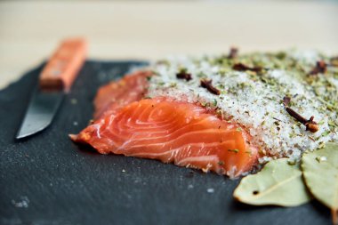 Lezzetli aromatik otlar, baharatlar ve sebzeler - sağlıklı gıda, diyet veya pişirme kavramı ile taze tuzlanmış somon fileto bölümünü Close-up.