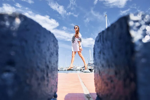 Mujer Joven Fondo Del Cielo Azul —  Fotos de Stock