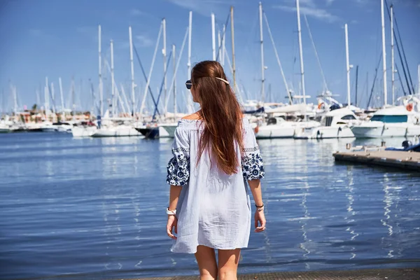 Mujer Joven Fondo Del Cielo Azul —  Fotos de Stock