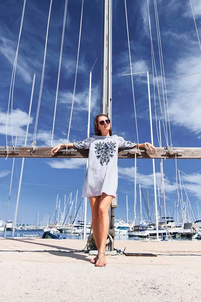 Mujer Joven Fondo Del Cielo Azul —  Fotos de Stock