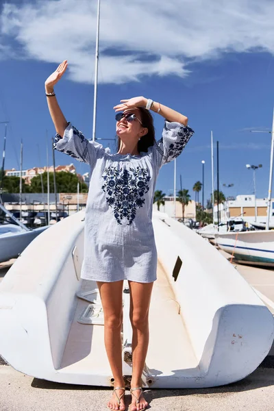 Mujer Joven Fondo Del Cielo Azul —  Fotos de Stock