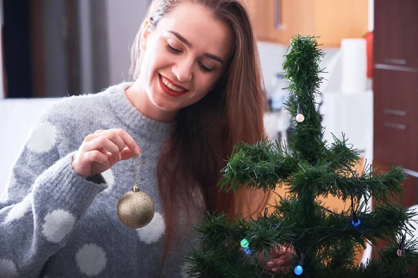 Gelukkig Jongedame Trui Versieren Kerstboom Thuis Nieuwjaar Kerstmis Vakantie Tijd — Stockfoto