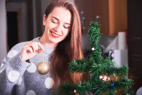 Porträt Einer Jungen Glücklichen Frau Pullover Die Hause Den Weihnachtsbaum — Stockfoto