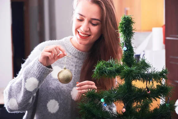 Junge Glückliche Frau Pullover Die Hause Den Weihnachtsbaum Schmückt Zeit — Stockfoto