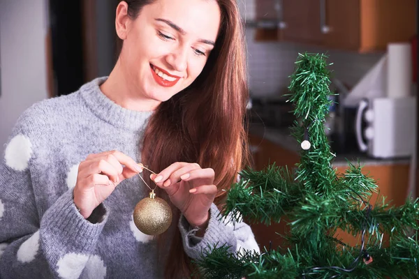 Porträt Einer Jungen Glücklichen Frau Pullover Die Hause Den Weihnachtsbaum — Stockfoto