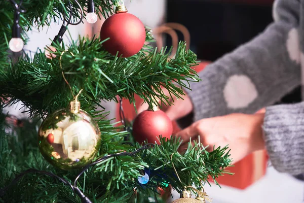 Großaufnahme Von Frauenhänden Pullover Die Weihnachtsgeschenke Rotes Papier Gewickelt Halten — Stockfoto