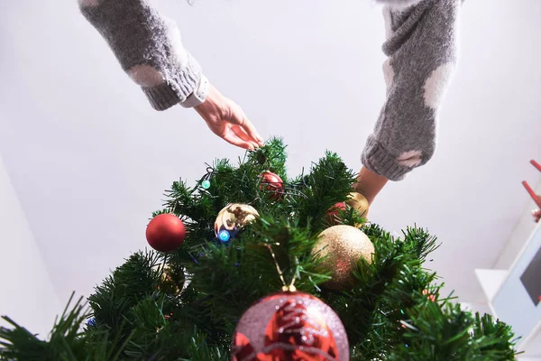 セーターのボールでクリスマス ツリーを飾ることで 若い女性の底面 新年とクリスマスの時間です 休日の概念 — ストック写真