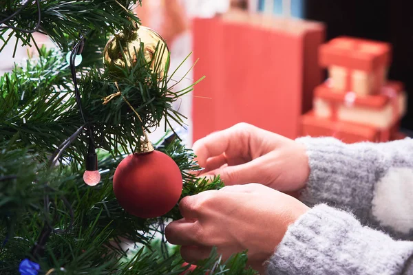 Immagine Ravvicinata Donna Maglione Che Decora Albero Natale Con Palle — Foto Stock