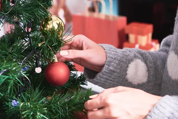 Immagine Ravvicinata Donna Maglione Che Decora Albero Natale Con Palle — Foto Stock