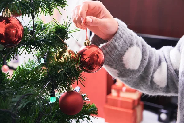 Immagine Ravvicinata Donna Maglione Che Decora Albero Natale Con Palle — Foto Stock