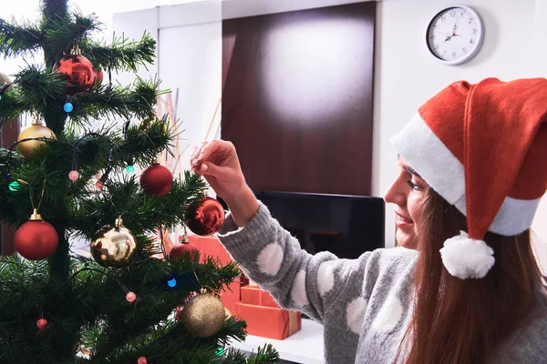Nahaufnahme Einer Frau Pullover Die Den Weihnachtsbaum Mit Kugeln Schmückt — Stockfoto