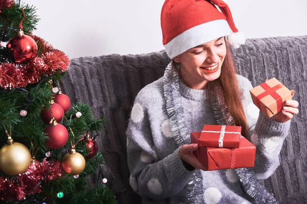 Junge Glückliche Frau Pullover Und Rotem Weihnachtsmann Hut Die Auf — Stockfoto