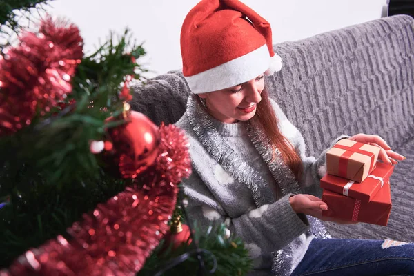 Joven Mujer Feliz Suéter Sombrero Rojo Santa Sentado Sofá Con — Foto de Stock