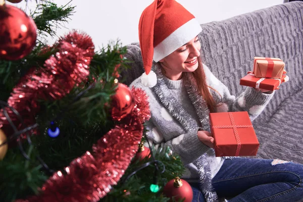 Joven Mujer Feliz Suéter Sombrero Rojo Santa Sentado Sofá Con — Foto de Stock