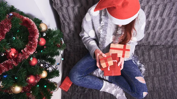 Draufsicht Einer Jungen Glücklichen Frau Pullover Und Rotem Weihnachtsmann Hut — Stockfoto