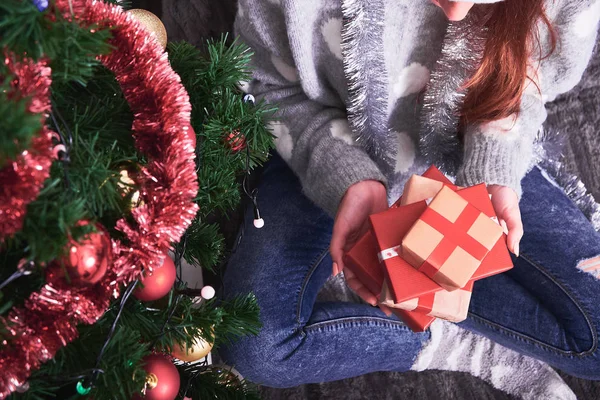 Draufsicht Einer Jungen Glücklichen Frau Pullover Und Rotem Weihnachtsmann Hut — Stockfoto