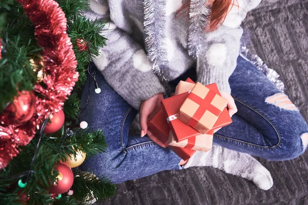 Draufsicht Einer Jungen Glücklichen Frau Pullover Und Rotem Weihnachtsmann Hut — Stockfoto