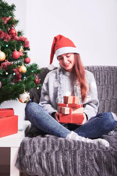 Jovem Mulher Feliz Suéter Chapéu Vermelho Papai Noel Sentado Sofá — Fotografia de Stock