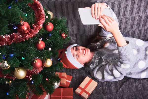 Draufsicht Auf Eine Junge Glückliche Frau Pullover Und Rotem Weihnachtsmann — Stockfoto