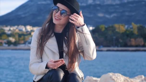 Joven Bloguera Atractiva Con Sombrero Negro Gafas Sol Redondas Sonriendo — Vídeo de stock