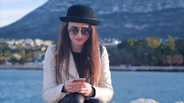 Young Happy Attractive Girl Blogger Wearing Black Hat Sunglasses Texting — Stock Video