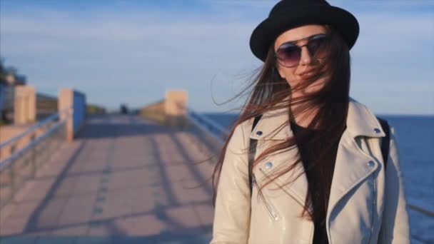 Giovane Ragazza Attraente Con Cappello Nero Occhiali Sole Rotondi Sorridenti — Video Stock