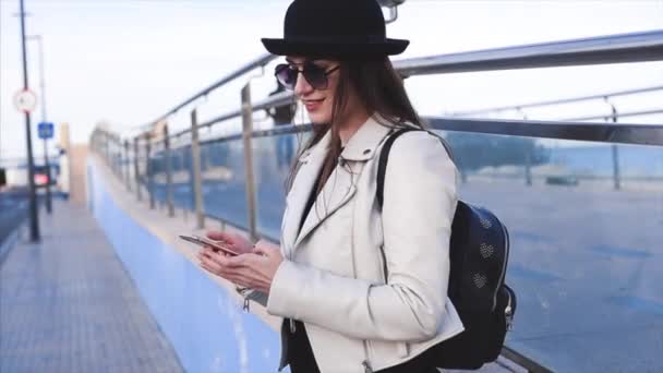 Joven Blogger Chica Atractiva Sonriente Con Sombrero Negro Gafas Sol — Vídeo de stock