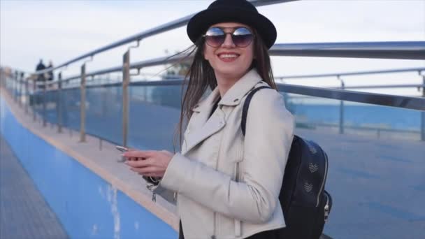 Молодая Улыбающаяся Привлекательная Девушка Блоггер Черной Шляпе Круглых Солнцезащитных Очках — стоковое видео