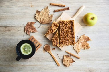 Ev yapımı kek ile sonbahar flatlay