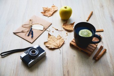 Sarı yapraklar ile sonbahar kompozisyon