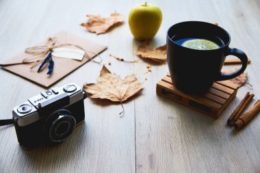 Sarı yapraklar ile sonbahar kompozisyon