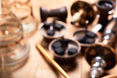 Ahşap arka plan üzerinde kömür detaylarla shisha bulanık görüntü. Nargile sigara kavramı.