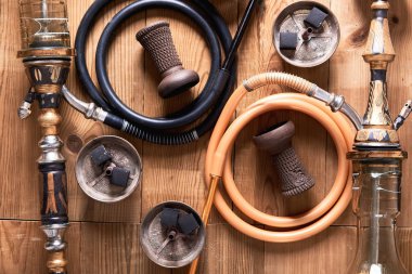 Ahşap arka plan üzerinde üstten görünüm shisha ayrıntıları. Nargile, borular ve kömür.