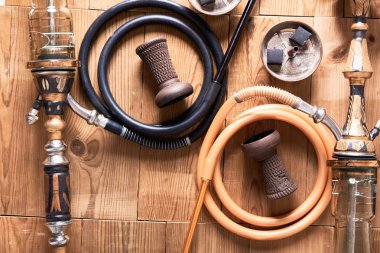 Ahşap arka plan üzerinde üstten görünüm shisha ayrıntıları. Nargile, borular ve kömür.