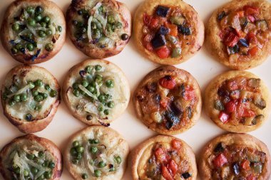 Birçok taze pişmiş mini pizza cocas. Sebze ile geleneksel İspanyol pasta. Üstten görünüm.