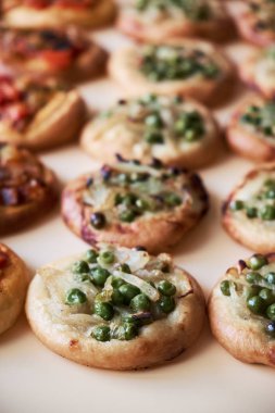 Taze pişmiş mini pizza Cocas beyaz arka plan üzerinde Close-up. Sebze ile geleneksel İspanyol pasta.