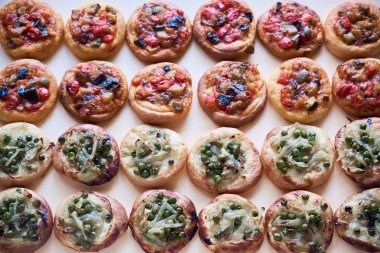 Birçok taze pişmiş mini pizza cocas. Sebze ile geleneksel İspanyol pasta. Üstten görünüm.
