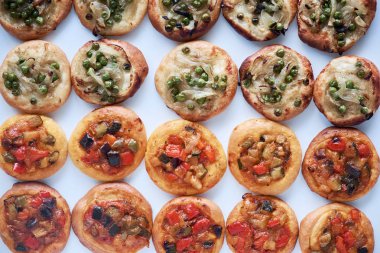 Birçok taze pişmiş mini pizza cocas. Sebze ile geleneksel İspanyol pasta. Üstten görünüm.