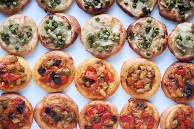 Birçok taze pişmiş mini pizza cocas. Sebze ile geleneksel İspanyol pasta. Üstten görünüm.