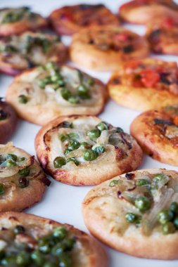 Taze pişmiş mini pizza Cocas beyaz arka plan üzerinde Close-up. Sebze ile geleneksel İspanyol pasta.