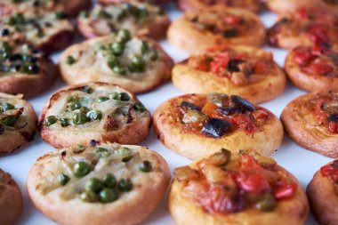 Taze pişmiş mini pizza Cocas beyaz arka plan üzerinde Close-up. Sebze ile geleneksel İspanyol pasta.