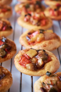 Birçok taze pişmiş mini pizza cocas ızgara Close-up. Sebze ile geleneksel İspanyol pasta.