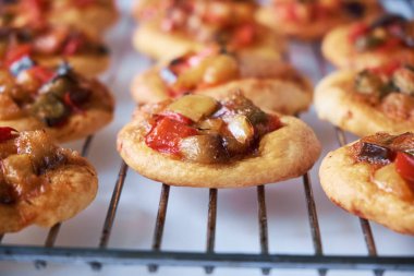 Birçok taze pişmiş mini pizza cocas ızgara Close-up. Sebze ile geleneksel İspanyol pasta.