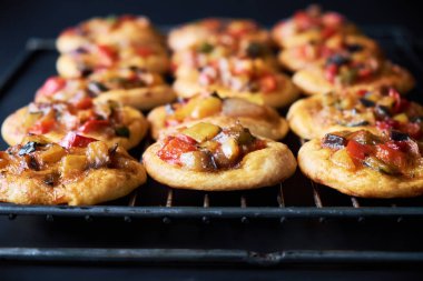 Birçok taze pişmiş mini pizza cocas ızgara. Sebze ile geleneksel İspanyol pasta.