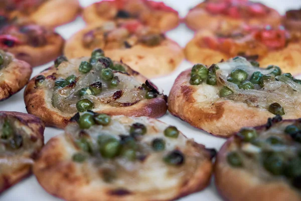 Primer Plano Mini Pizzas Recién Horneadas Cocas Sobre Fondo Blanco — Foto de Stock