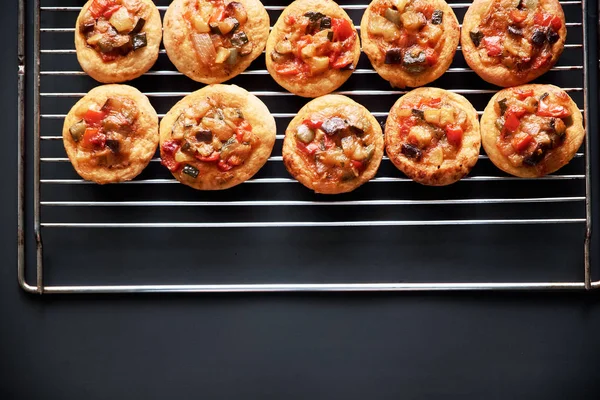 Bovenaanzicht Van Een Groot Aantal Vers Gebakken Mini Pizza Cocas — Stockfoto